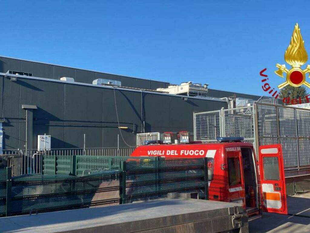 vigili del fuoco ad erba centro commerciale i laghi esterno per principio incendio forno