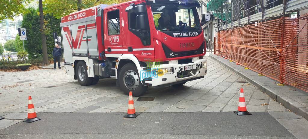 vigili del fuoco verifiche cedimento pezzi di materiale edificio via fontana como