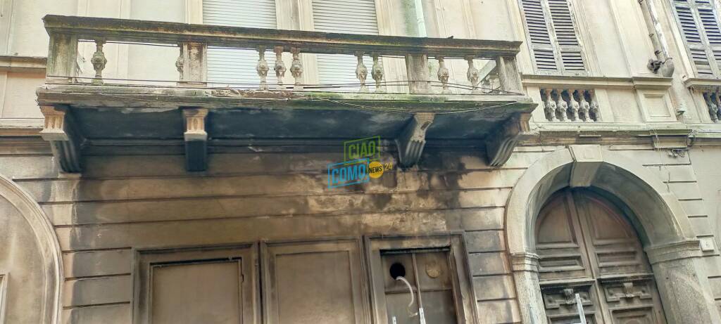 vigili del fuoco verifiche cedimento pezzi di materiale edificio via fontana como