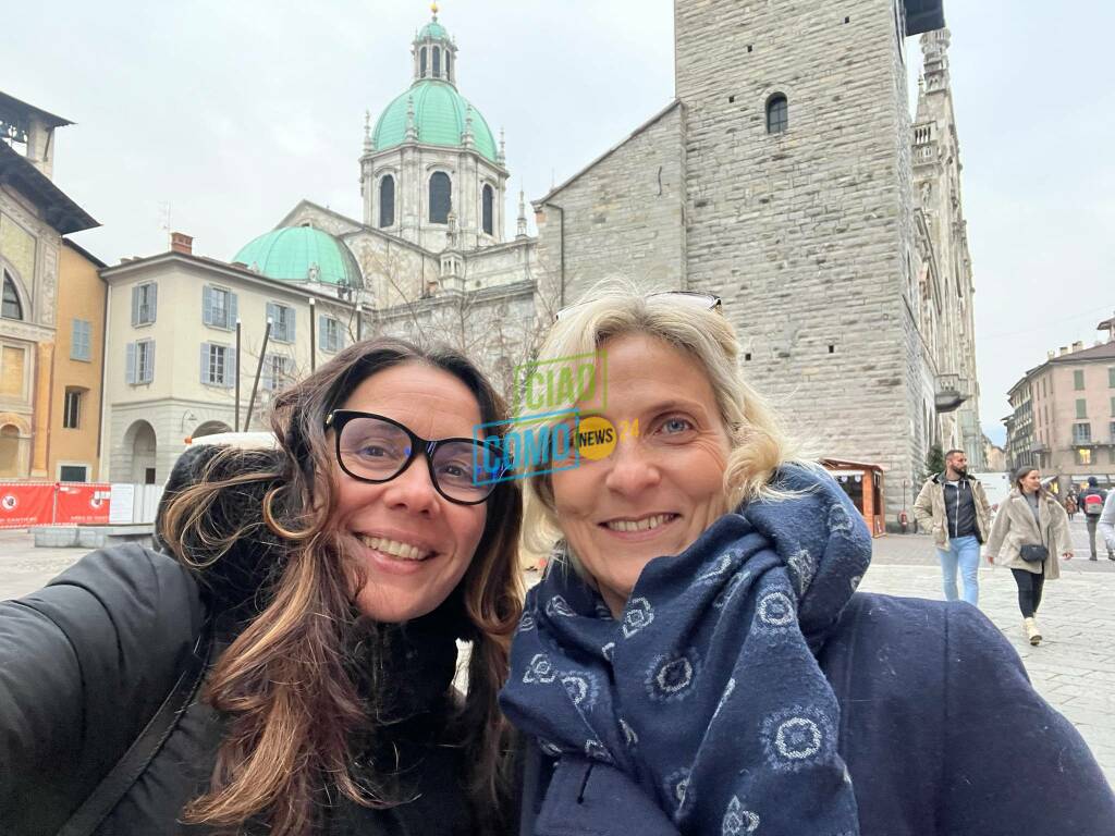 alessandra locatelli ed elena negretti piazza duomo como