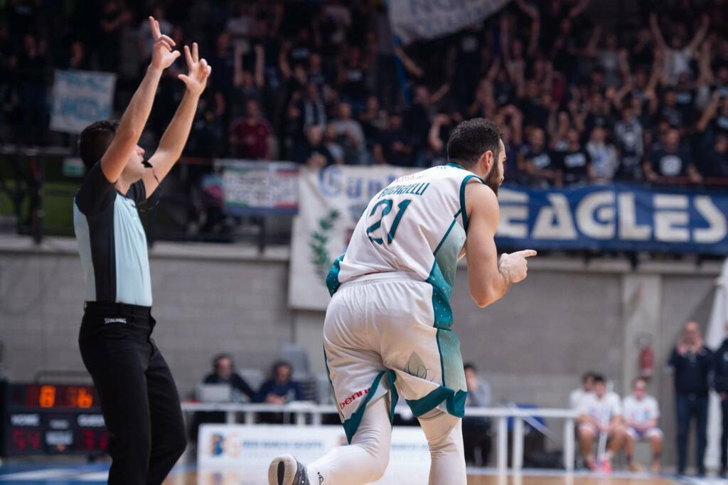 bucarelli pallacanestro cantù esultanza contro udine