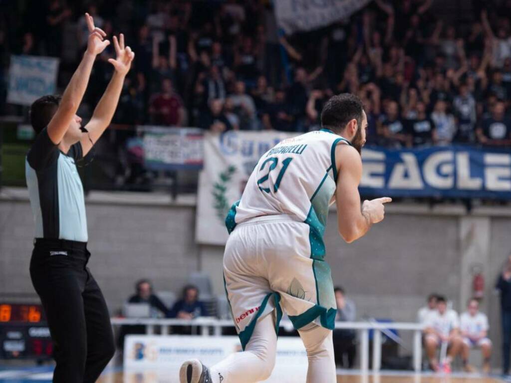 bucarelli pallacanestro cantù esultanza contro udine