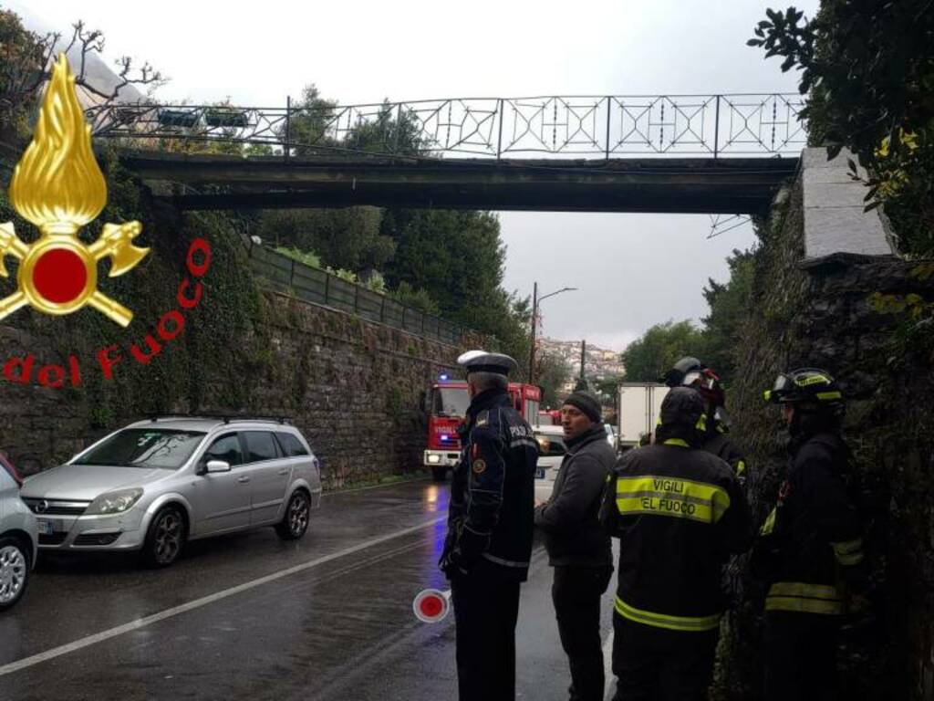 Tir contro ponte pedonale a Tremezzina