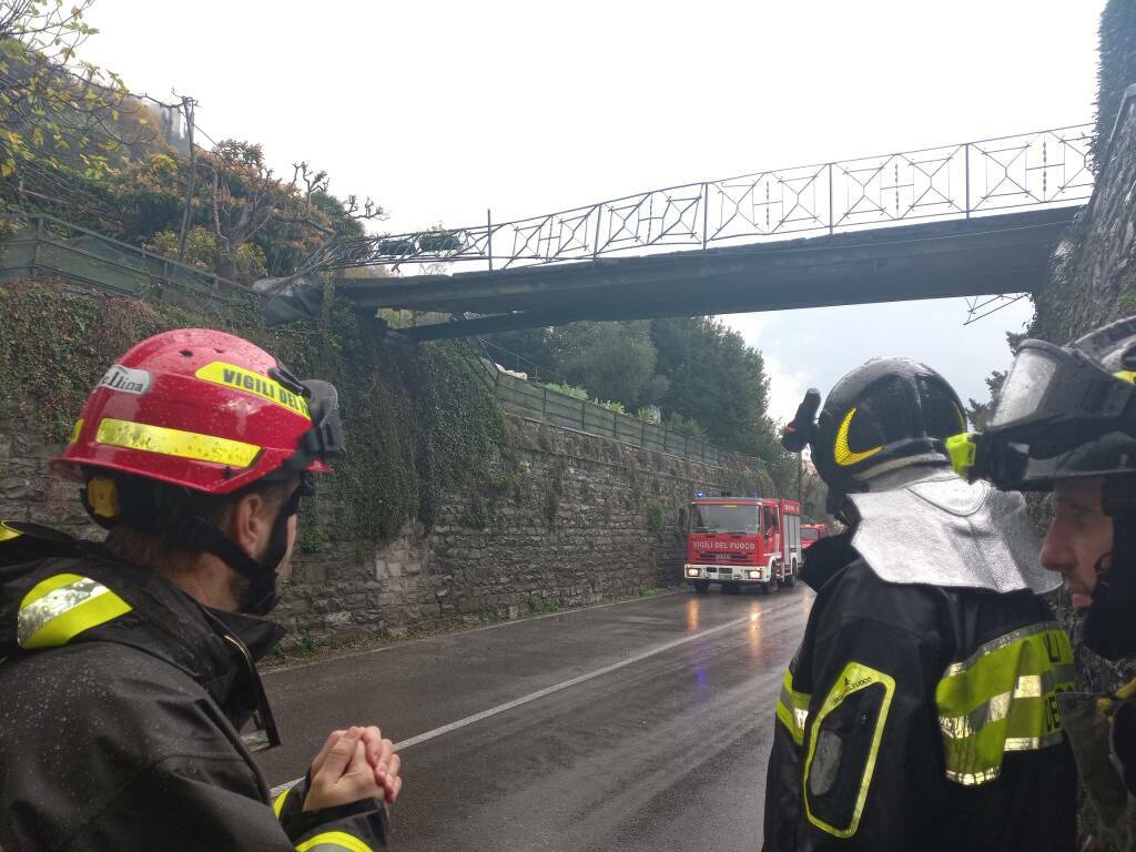 Tir contro ponte pedonale a Tremezzina