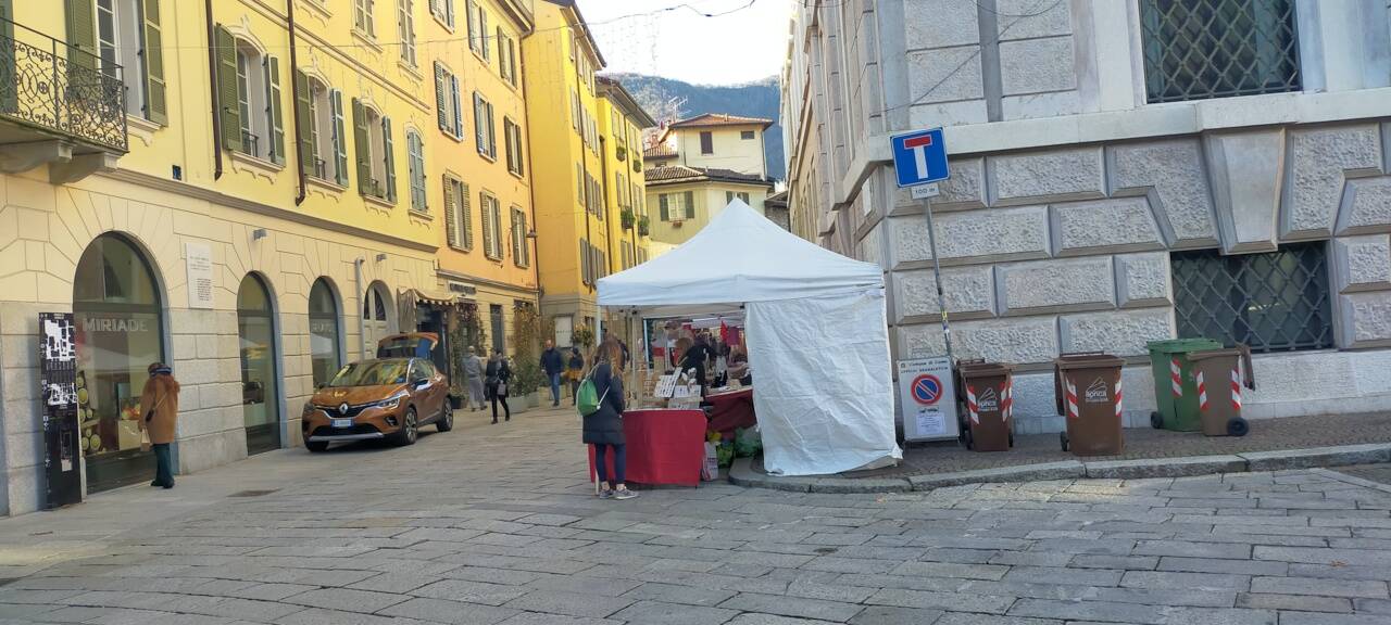 mercatini a como bancarelle via ballarini