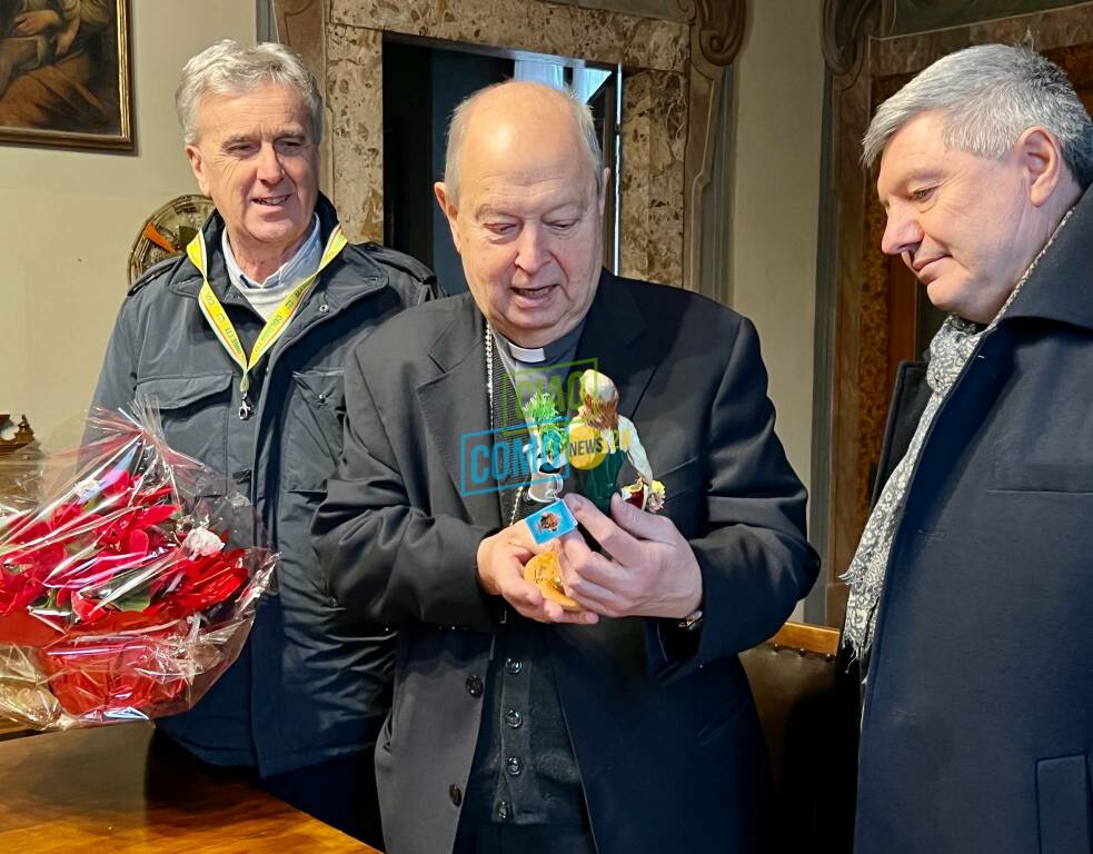 nuova statuina presepe duomo di como consegnata oggi da coldiretti e confartigianato a cardinale