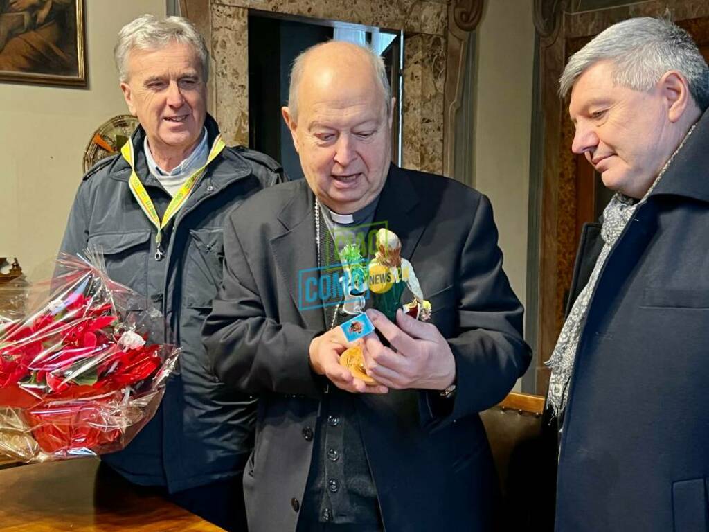 nuova statuina presepe duomo di como consegnata oggi da coldiretti e confartigianato a cardinale