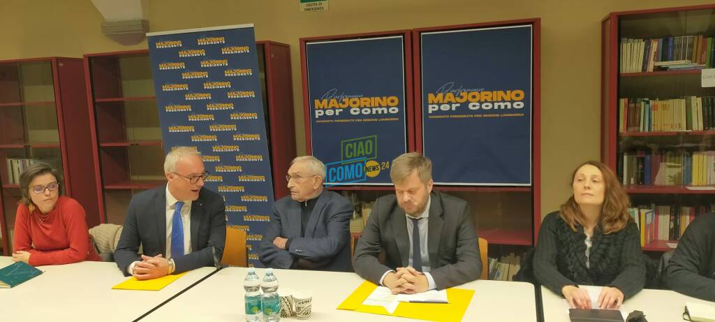 pierfrancesco majorino si presenta a como candidato per le regionali di febbraio lui al tavolo