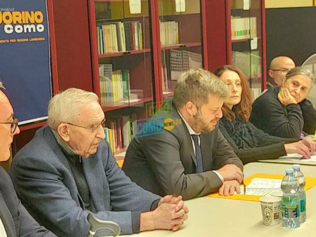 pierfrancesco majorino si presenta a como candidato per le regionali di febbraio lui al tavolo