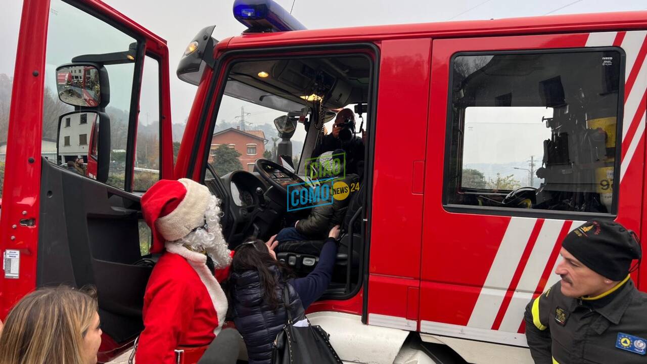 Pusiano, i vigili del fuoco portano al piccolo Jonathan il camion dei pompieri scritto sulla letterina