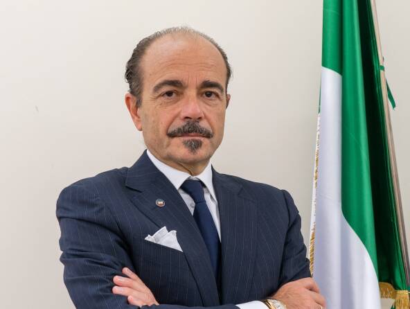 sottosegretario governo alessio butti foto ufficiale davanti bandiera istituzionale