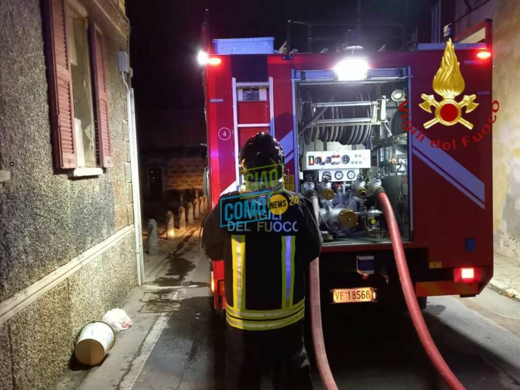 vigili del fuoco a lomazzo via arconati intervento notte incendio