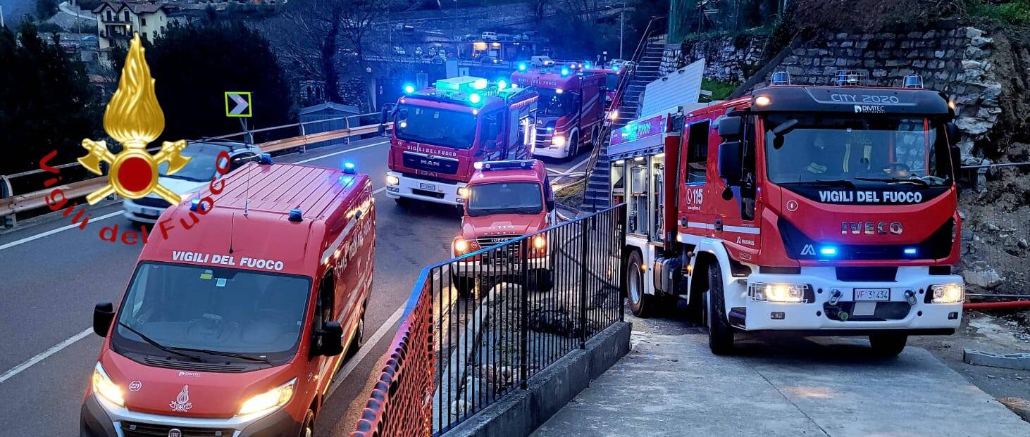 incendio tetto carate urio abitazione pompieri