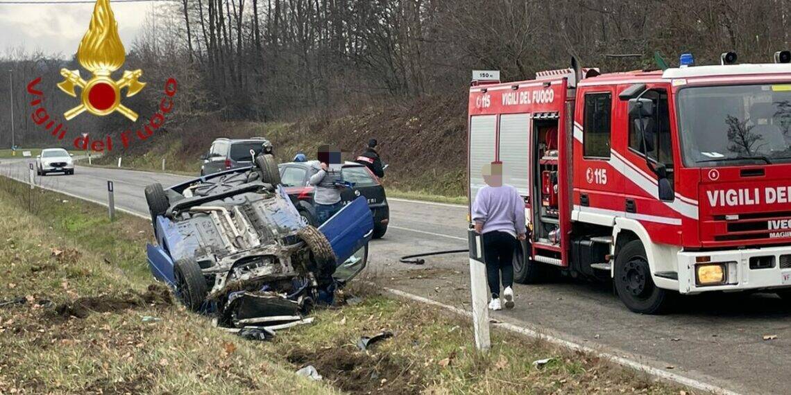 incidente bretella olgiate faloppio auto fuori strada e ribaltata