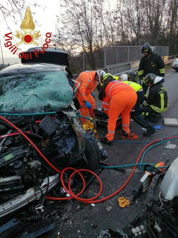 incidente mariano comense novedratese auto distrutte dopo scontro pomeriggio