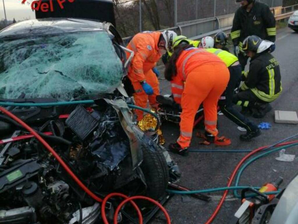 incidente mariano comense novedratese auto distrutte dopo scontro pomeriggio