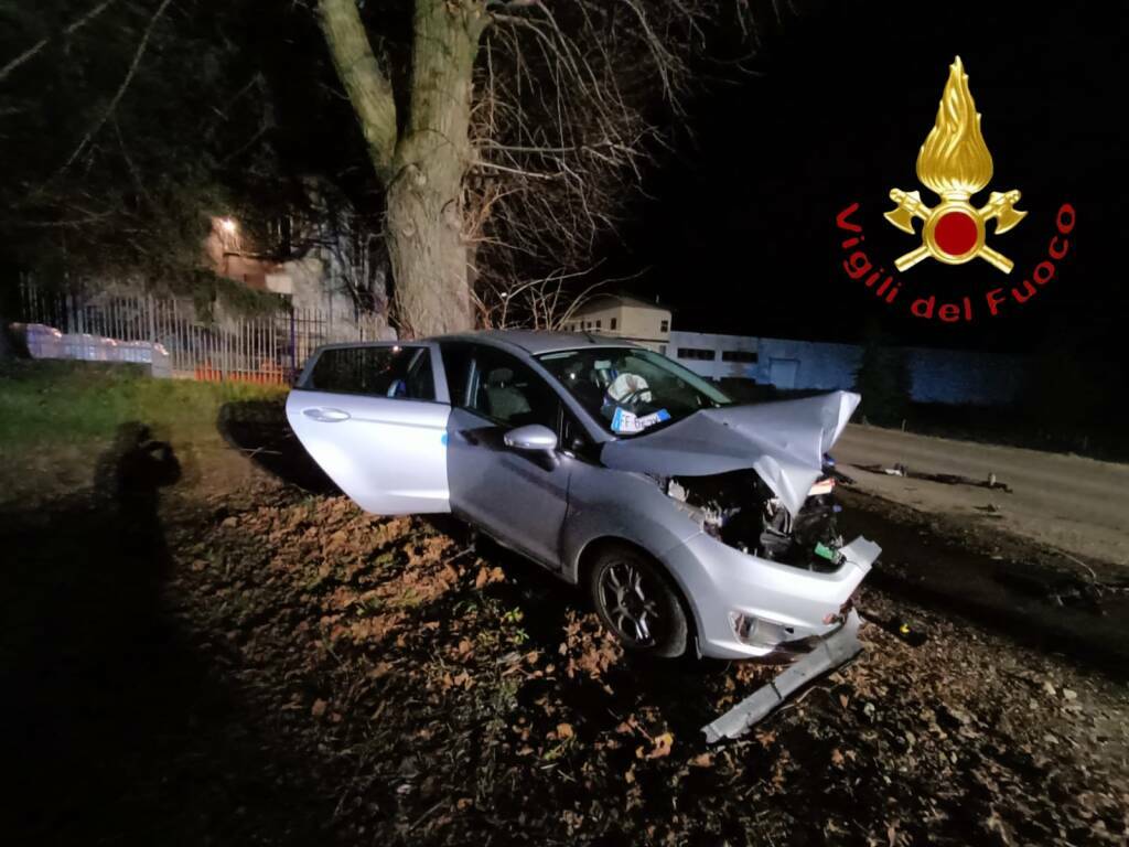 incidente valbrona auto distrutte sulla provinciale vetture danneggiate