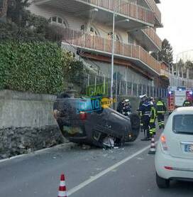 incidente via bixio como auto ribaltata soccorsi