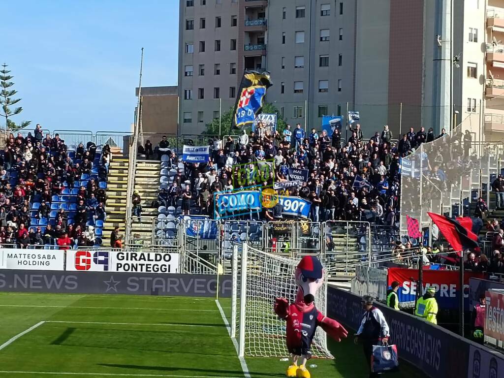 tifosi del como in tribuna a cagliari prima di ritorno