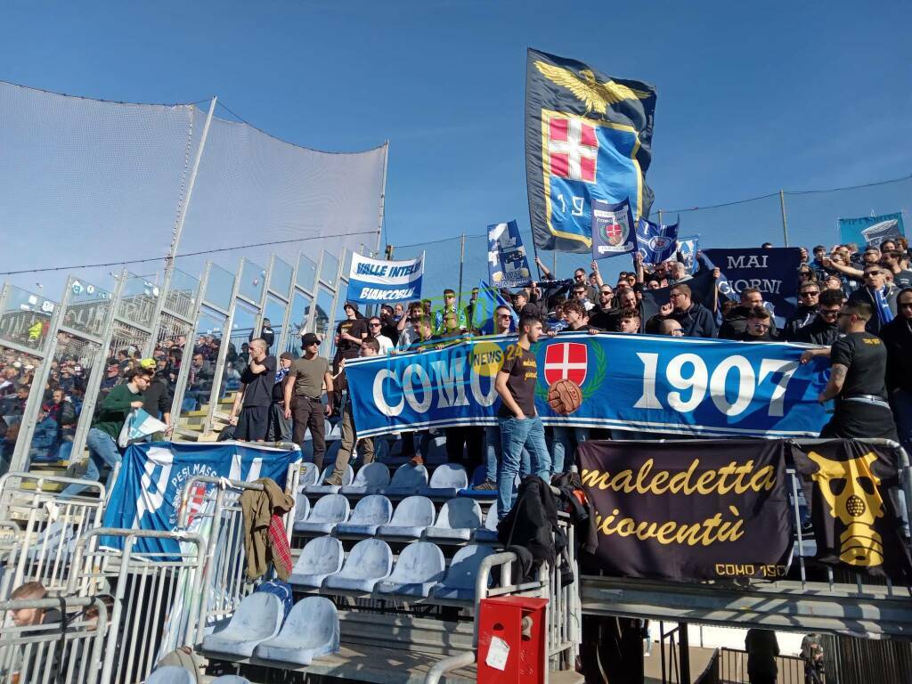 tifosi del como in tribuna a cagliari prima di ritorno