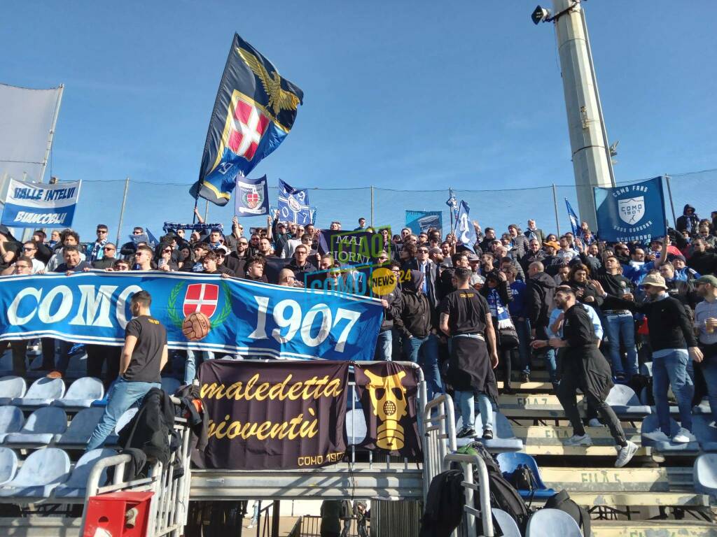 tifosi del como in tribuna a cagliari prima di ritorno