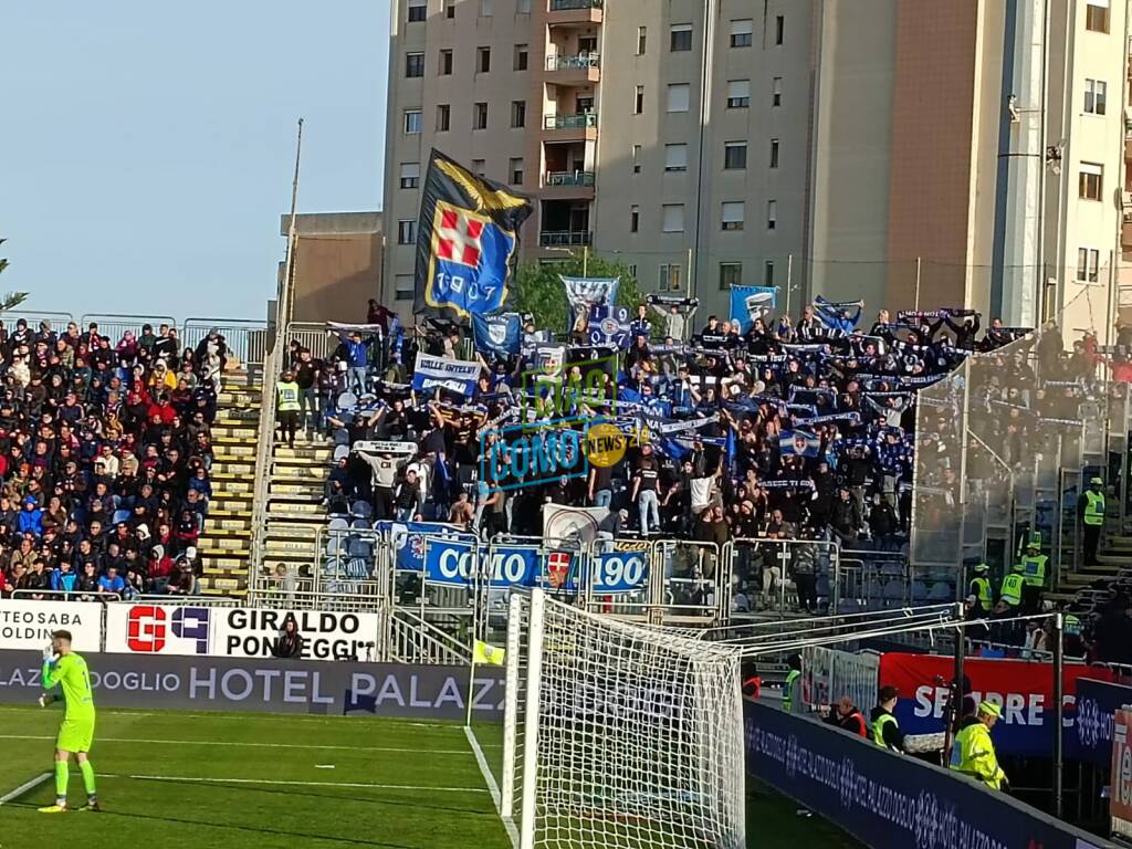 tifosi del como in tribuna a cagliari prima di ritorno