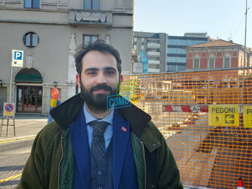 assessore viabilità como enrico colombo foto davanti cantiere