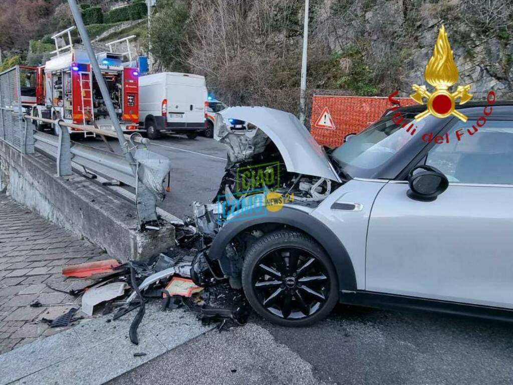 auto fuori strada a argegno schiato contro palo luce