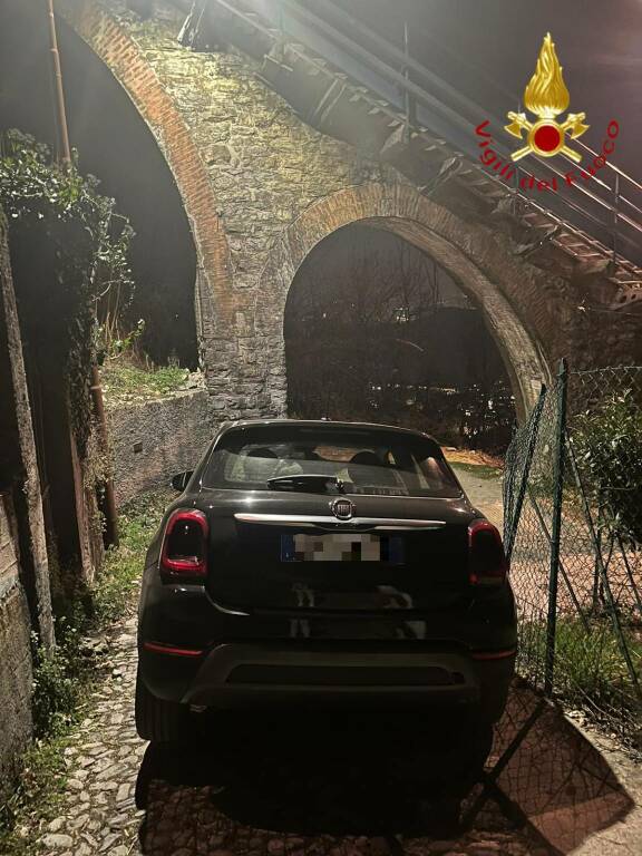 auto uori strada a brunate vicino alla unicolare