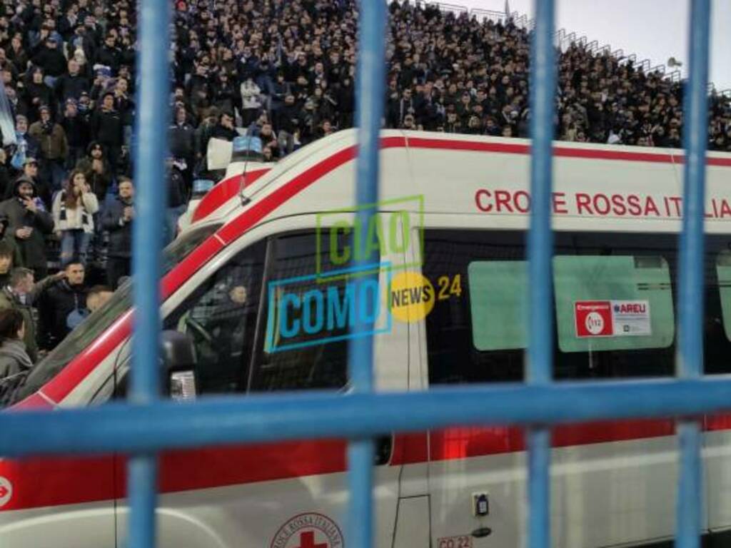 como frosinone malore in curva stadio per due tifosi soccorsi curva e gara sospesa