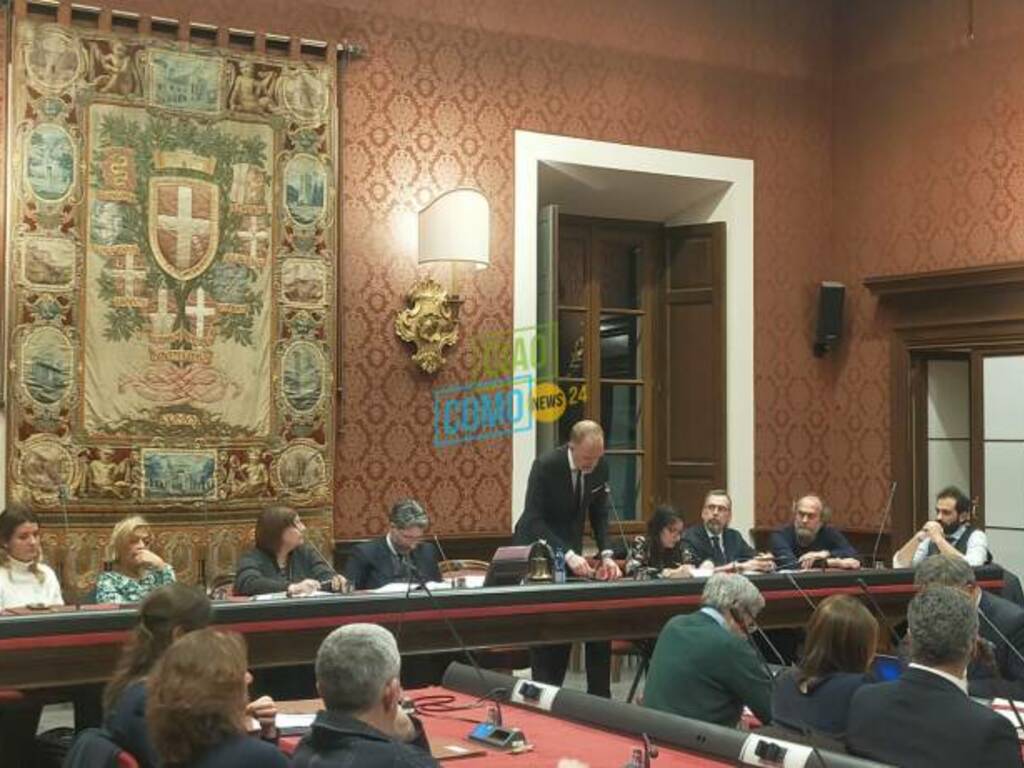 consiglio comunale como rapinese che replica in aula