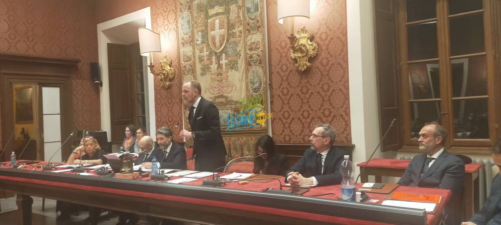 consiglio comunale di como seduta stasera sindaco aula assessore anselmi in piedi anche gaia tagliabue