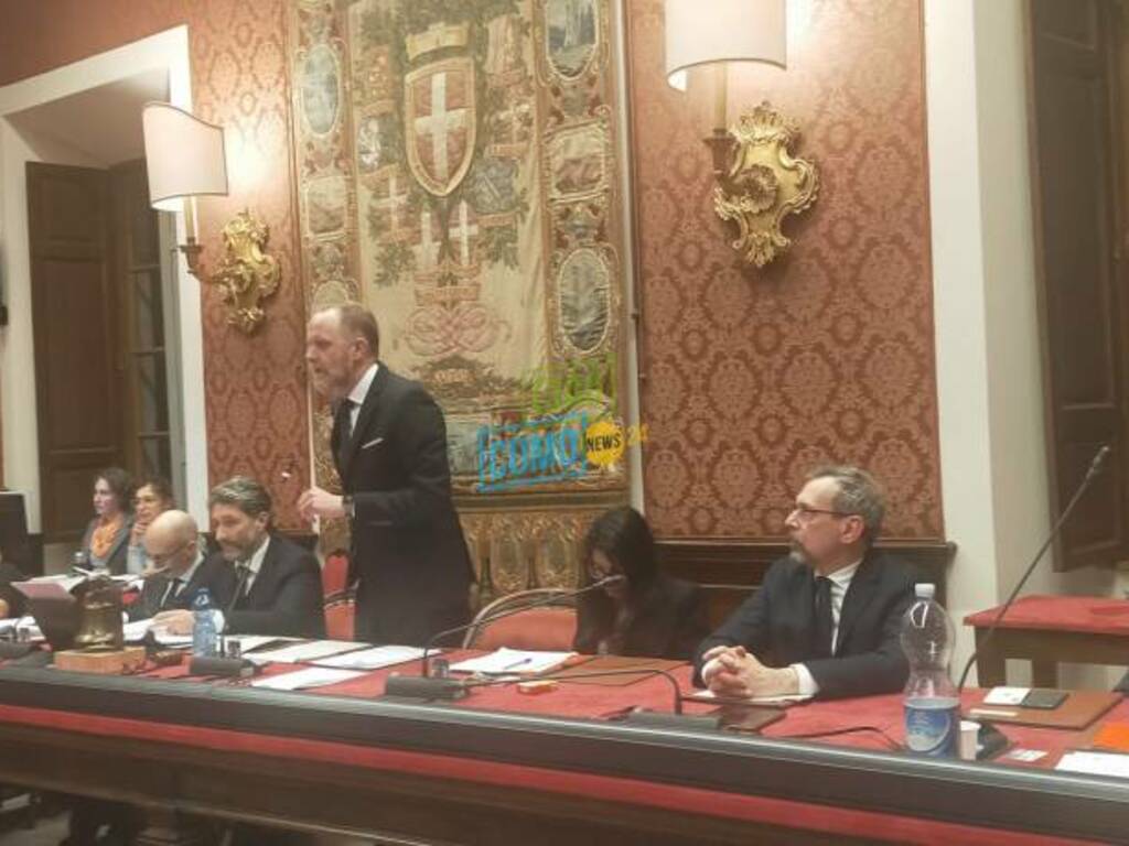 consiglio comunale di como seduta stasera sindaco aula assessore anselmi in piedi anche gaia tagliabue