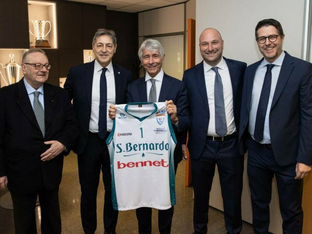 inaugurazione nuova sede pallacanestro cantù con il ministro sport abodi e varie autorità