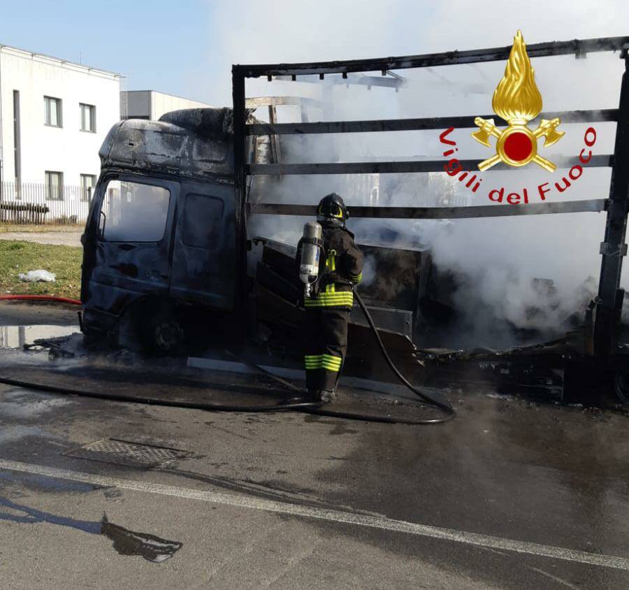 incendio distrugge camion in via isonzo a turate