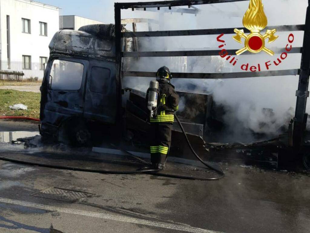 incendio distrugge camion in via isonzo a turate