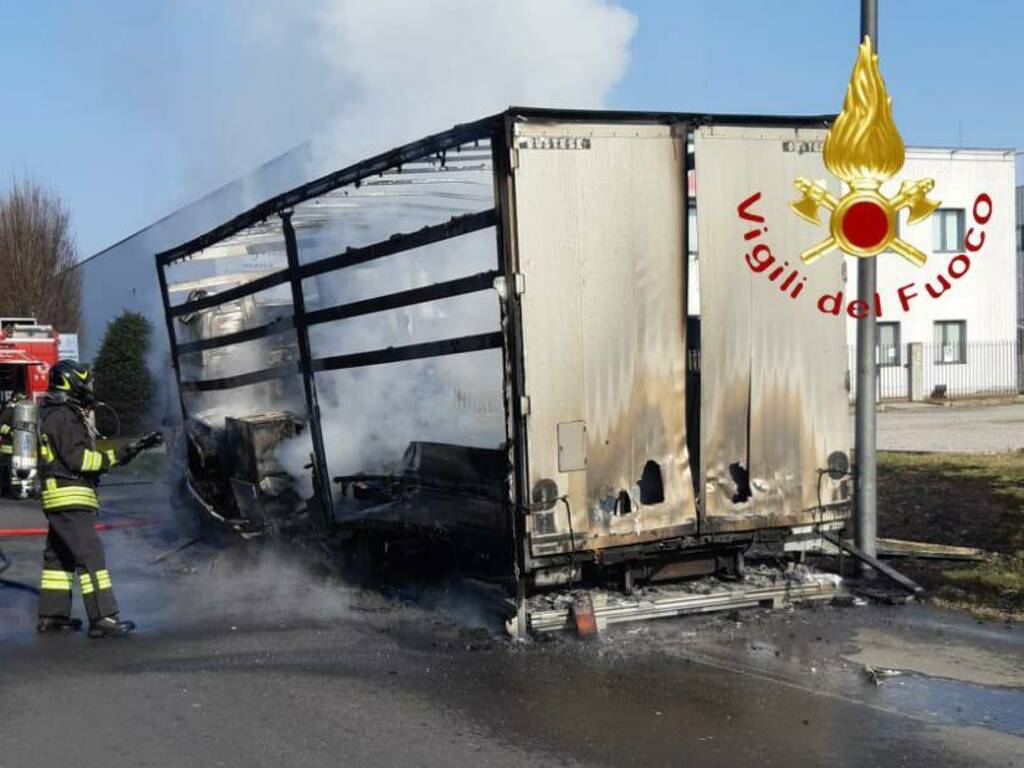 incendio distrugge camion in via isonzo a turate