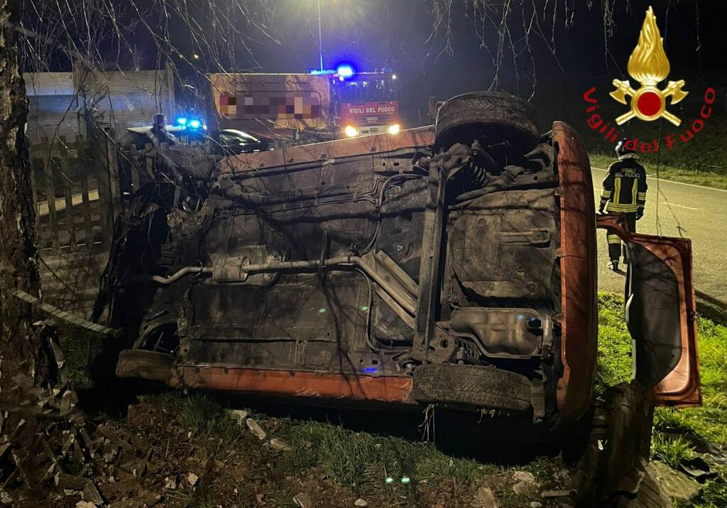 incidente auto bregnano fuori strada via grandi e poi ribaltata