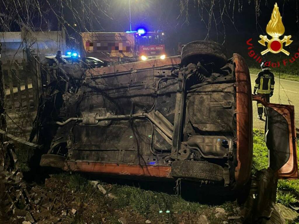 incidente auto bregnano fuori strada via grandi e poi ribaltata