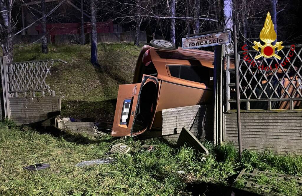 incidente auto bregnano fuori strada via grandi e poi ribaltata