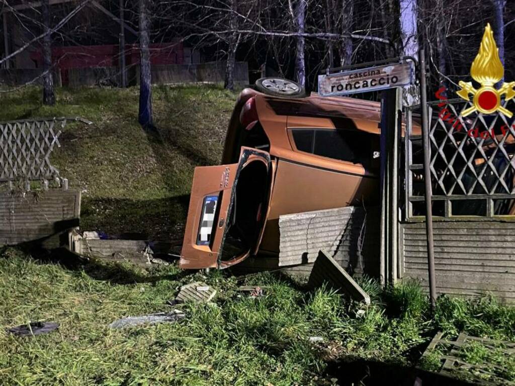 incidente auto bregnano fuori strada via grandi e poi ribaltata