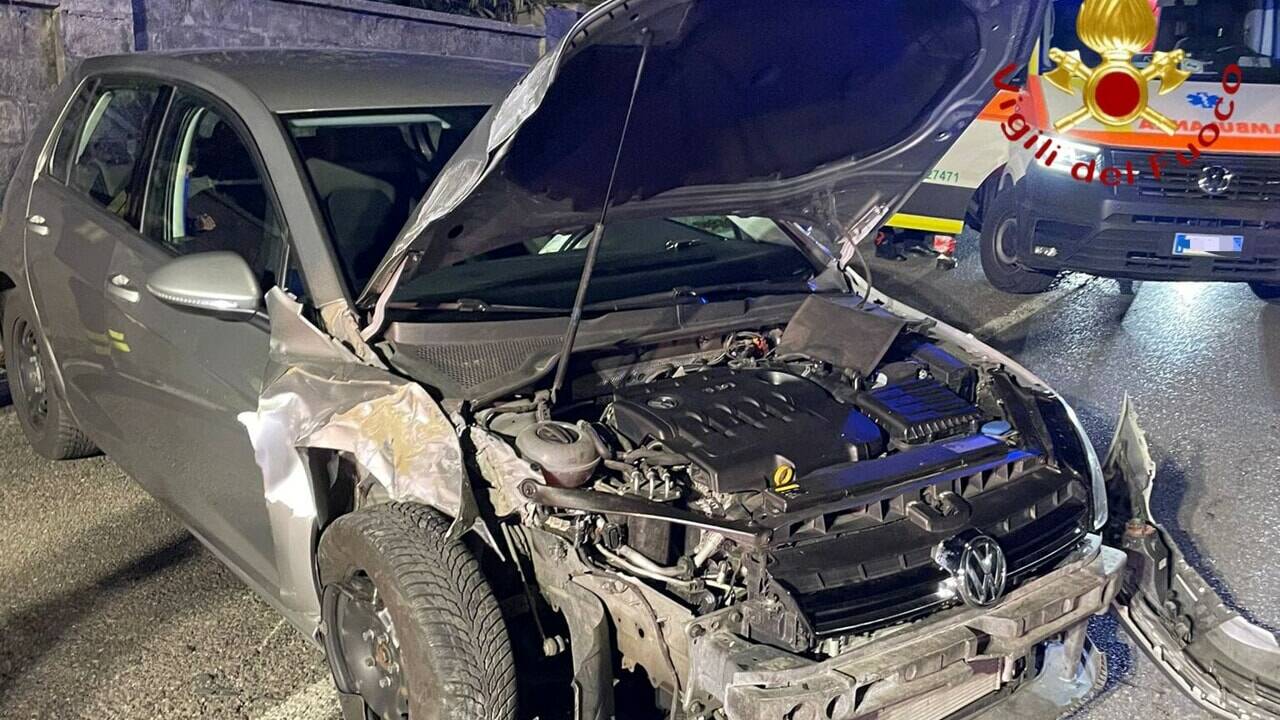 incidente cadorago notte auto contro un muro