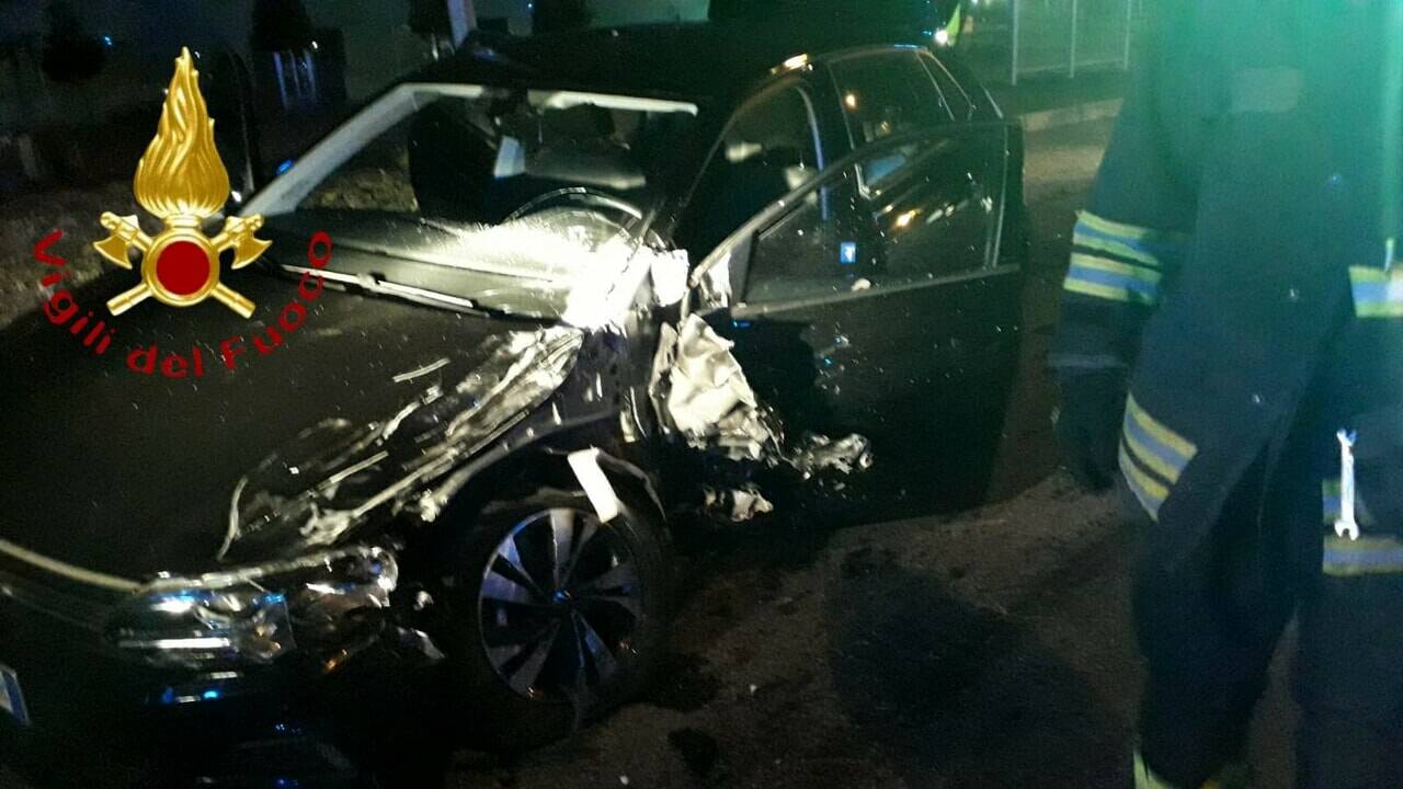 incidente notte carimate scontro tra auto cinque feriti