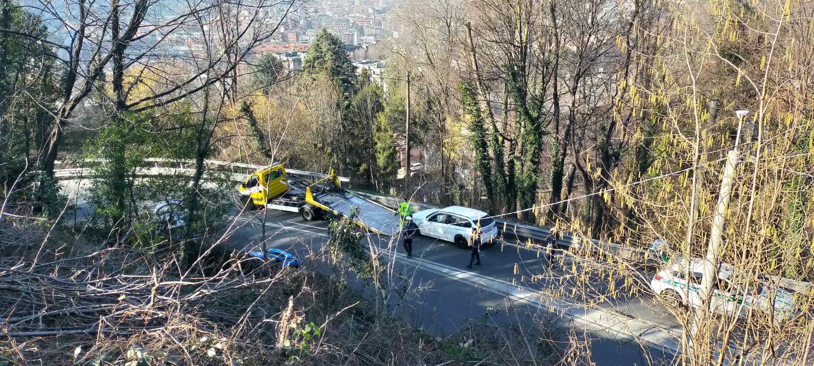 incidente pomeriggio via oltrecolle lora scontro auto soccorsi