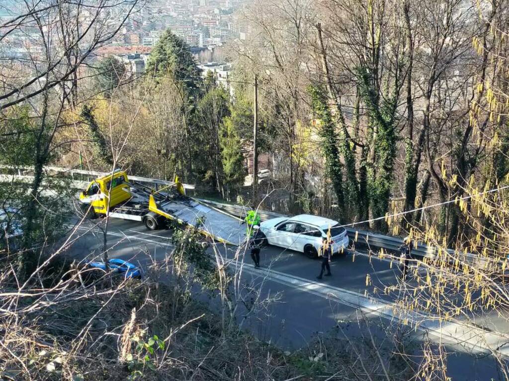 incidente pomeriggio via oltrecolle lora scontro auto soccorsi