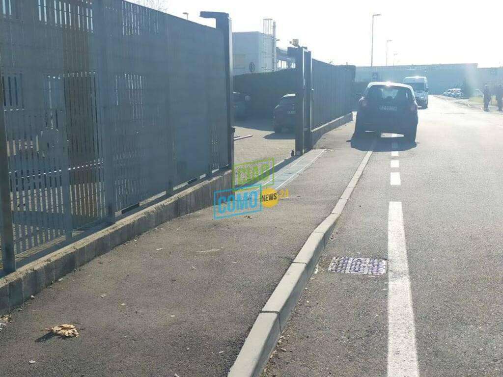 ingresso azienda logistica casnate cancello abbattuto dai banditi operai lavoro