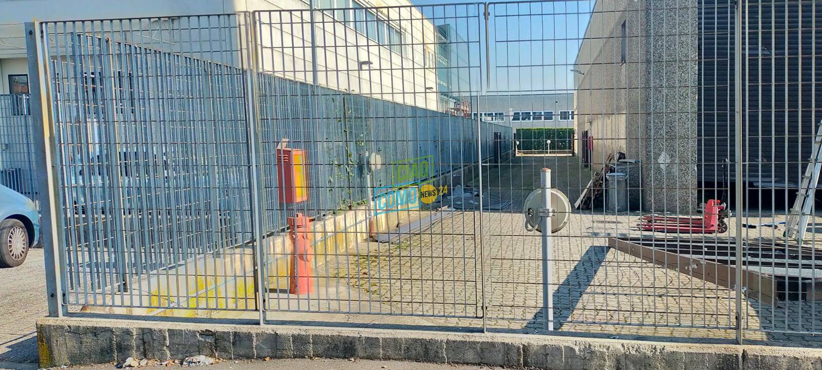 ingresso azienda logistica casnate cancello abbattuto dai banditi operai lavoro