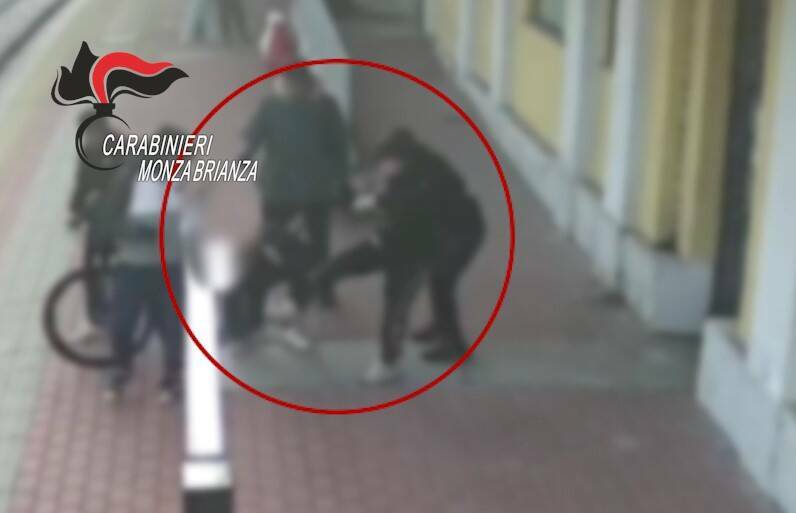 aggressione stazione di meda a ragazzi di mariano comense fotogrammi dei carabinieri