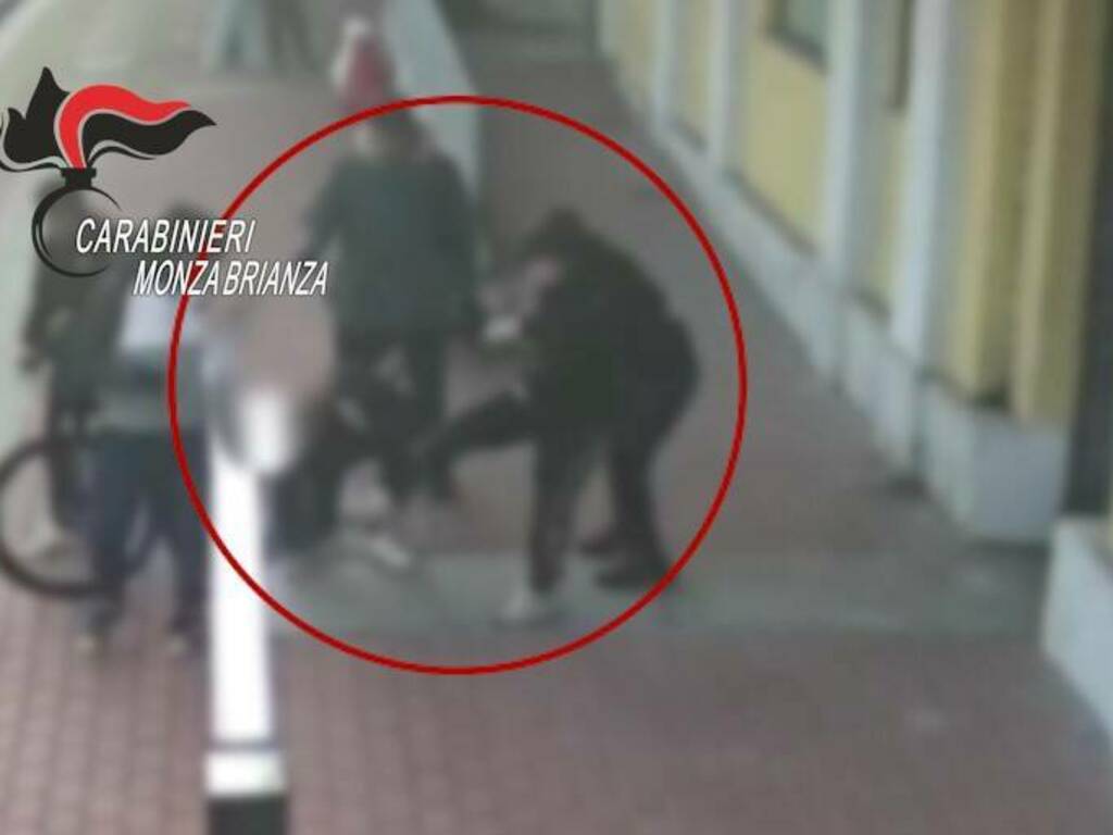 aggressione stazione di meda a ragazzi di mariano comense fotogrammi dei carabinieri