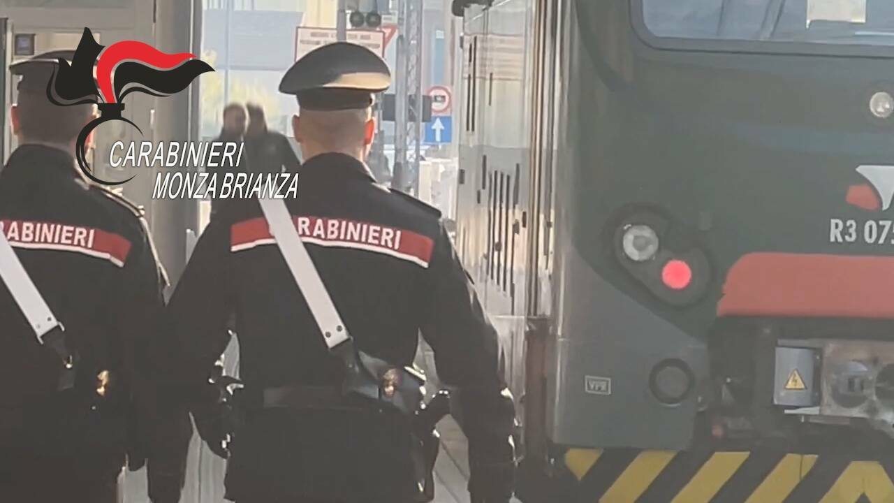 aggressione stazione di meda a ragazzi di mariano comense fotogrammi dei carabinieri